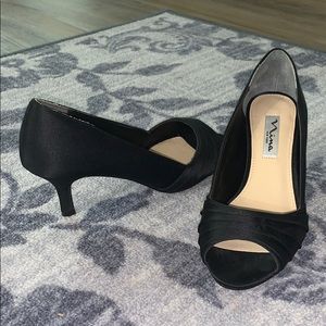 Carolyn Nina YR Black Pumps